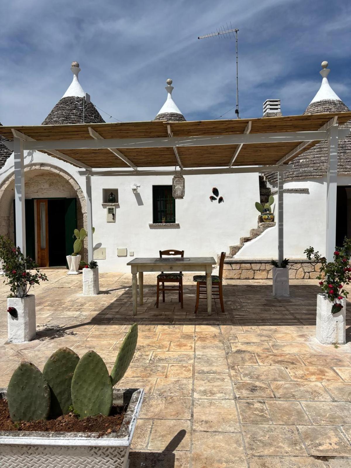 Trulli And Pool - I Cactus Villa Martina Franca Bagian luar foto